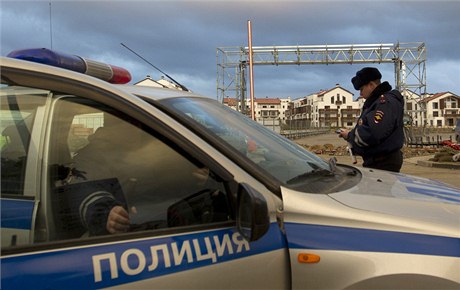 Ruský policista dohlíí na ubytovací stedisko nedaleko Soi