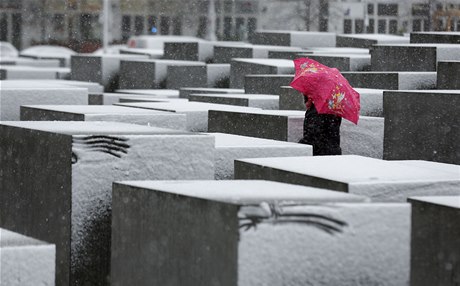 Zasnený památník holokaustu v Berlín