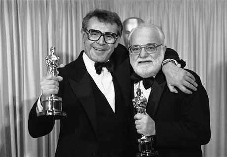 Milo Forman (vlevo) a Saul Zaentz na snímku z pedávání Oscar v roce 1985. Jejich spolené dílo Amadeus vyhrálo hned v 8 kategoriích.