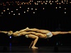 Podívaná, pi které tuhne krev v ilách. Umlecká skupina Cirque du Soleil se pipravuje na kadoroní londýnskou show Quidam. Dechberoucí kreace umocují pevleky a barevné osvtlení, nechybí akrobacie na lanech ani létání vzduchem.