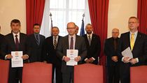 Zástupci ČSSD, ANO a KDU-ČSL po podpisu nové koaliční smlouvy. | na serveru Lidovky.cz | aktuální zprávy