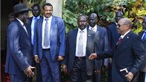 Jihosdnsk prezident Salva Kiir (zcela vlevo) vt svj sdnsk protjek Umara Bara (zcela vpravo).