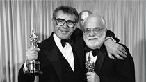 Miloš Forman (vlevo) a Saul Zaentz na snímku z předávání Oscarů v roce 1985. Jejich společné dílo Amadeus vyhrálo hned v 8 kategoriích. | na serveru Lidovky.cz | aktuální zprávy
