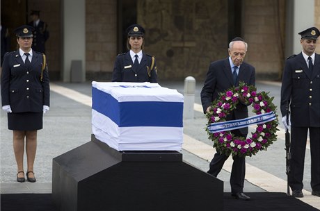 K rakvi umístné na jednoduchém erném katafalku a zakryté izraelskou vlajkou jako první poloil vnec prezident imon Peres. 