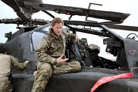 Princ Harry koní kariéru pilota, armád bude dál slouit v Londýn 