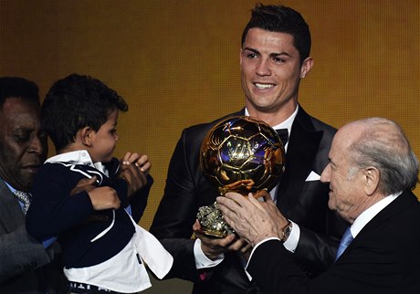 Cristiano Ronaldo pebírá v pítomnosti svého syna Zlatý mí za rok 2013