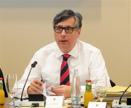 Ministr financí v demisi Jan Fischer 8. ledna na schzi vlády v idlochovicích.