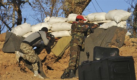 Bojovníci Svobodné syrské armády za barikádami v Rakce.