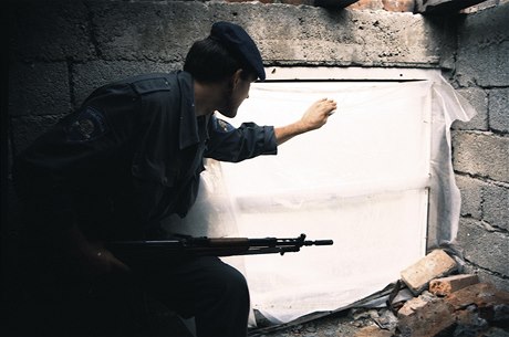 Chorvatský vojenský policista v boji se srbskými jednotkami (Turanj, záí 1993).