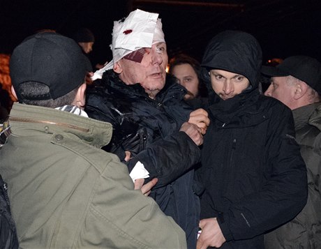 Nejmén deset lidí nad ránem utrplo zranní pi konfliktu policie s davem opoziních demonstrant v centru ukrajinského Kyjeva. Mezi hospitalizovanými je podle agentury Unian bývalý ukrajinský ministr vnitra Jurij Lucenko