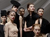 Modelky prezentují práci Agustina Teboula na Berlin Fashion Weeku 2014