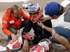 Oetovatelé závodu pomáhají chilskému motorkái Israeli Esquerremu po nehod