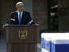 Izraelský premiér Benjamin Netanjahu hovoí na smutením obadu za zesnulého Ariela arona.