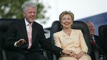 Manželé Hillary a Bill Clintonovi na archivním snímku z roku 2005. Manželé Hillary a Bill Clintonovi na archivním snímku z roku 2005.