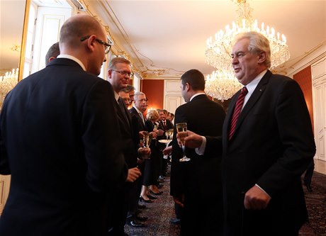 Prezident Milo Zeman rozmlouvá po jmenování vlády s Bohuslavem Sobotkou.