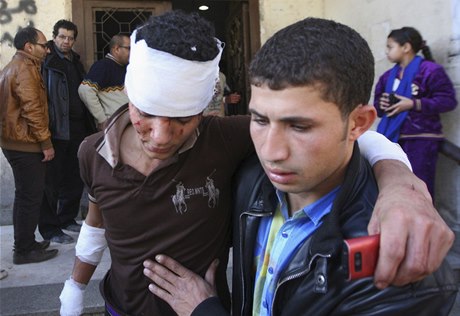 Podle agentury Reuters lo o sebevraedný atentát, který spáchal útoník s bombami v aut na parkoviti ped velitelstvím káhirské policie ve tvrti Báb al-Chalk. 
