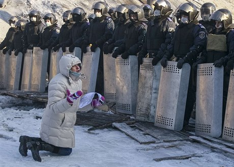 Demonstrantka ped nastoupenou poádkovou policií.