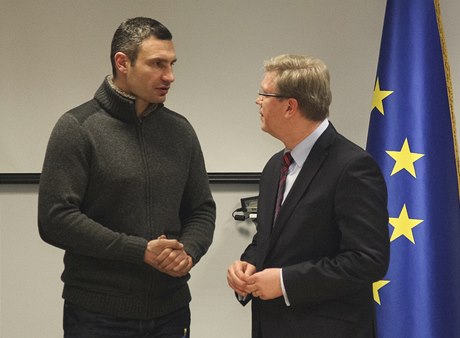 Eurokomisa tefan Füle (vpravo) s lídrem opoziní strany UDAR Vitalijem Klikem.