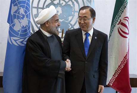 Íránský prezident Hasan Rúhání (vlevo) s generálním tajemníkem OSN Pan Ki-munem