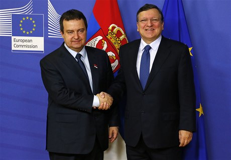 Srbský premiér Ivica Dai (vlevo) s pedsedou Evropské komise Josém Manuelem Barrosem.