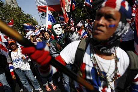 Protivládní protesty v thajském Bangkoku trvají u dva msíce. Demonstranti poadují demisi vlády, ta vyhlásila 60denní výjimený stav.