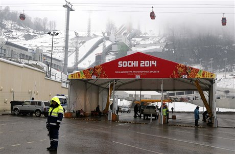 Policista ped kontrolním stanovitm u olympijského lyaského areálu Krasnaja Poljana.