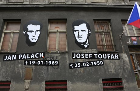 Památník Jana Palacha a Josefa Toufara z dílny designéra Otakara Duka. Nachází se na fasád budovy bývalého sanatoria v Legerov ulici v Praze, v nm oba mui zemeli.