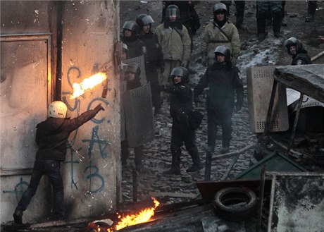 Oblíbená zbra demonstrant - Molotovv koktejl.