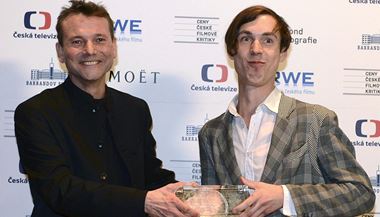 Reisr Bohdan Blhovec (vpravo) pevzal cenu za nejlep dokumentrn film za snmek Show!, vlevo je Radim paek.