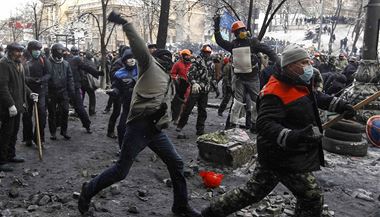 Zbran demonstrant: vytrhan dlaebn kostky.