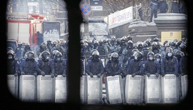 Policist stoj vyrovnan jeden vedle druhho, chrn se kovovmi tty.