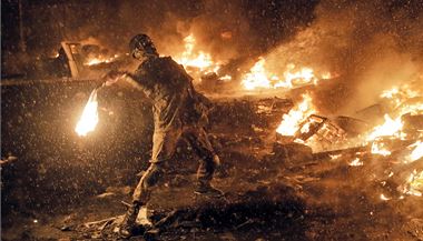 Poulin vlka v Kyjev. Ulice jsou v plamenech, demonstrant vrh Molotovv koktejl.