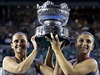 Italské tenistky Sara Erraniová (vpravo) a Roberta Vinciová s trofejí pro...