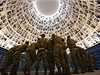 Izraelt vojci stoj pod snmky obt holokaustu bhem nvtvy Jad Vaem, pamtnku obt a hrdin holokaustu v Jeruzalm. 