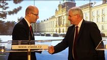 Premiér Bohuslav Sobotka s expremiérem Jiřím Rusnokem. | na serveru Lidovky.cz | aktuální zprávy