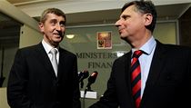 Jan Fischer předává symbolicky ministerstvo financí Andreji Babišovi. | na serveru Lidovky.cz | aktuální zprávy