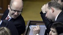 Předseda ČSSD a designovaný premiér a Bohuslav Sobotka (vlevo) a poslanec Jeroným Tejc na mimořádné schůzi Sněmovny. | na serveru Lidovky.cz | aktuální zprávy