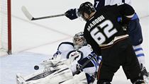 Ondřej Pavelec střeží bránu Winnipegu proti Patricku Maroonovi z Anaheimu. | na serveru Lidovky.cz | aktuální zprávy