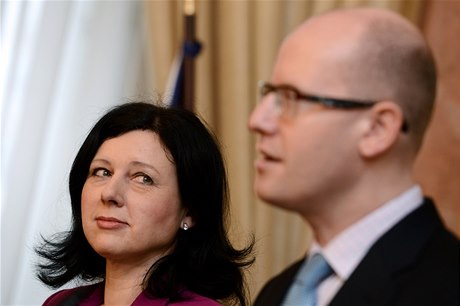 Premiér Bohuslav Sobotka (vpravo) uvedl 30. ledna v Praze do úadu ministryni pro místní rozvoj Vru Jourovou (vlevo). 