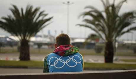 Jeden z dobrovolník nabírá síly ped olympijským areálem.