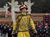 Peking oslavuje Rok kon: pipomínka imperiální ceremonie, v popedí mu v kostýmu císae dynastie ching.