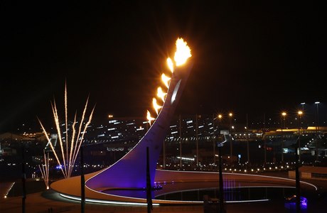 Olympijský ohe vzplál na konci zahajovacího ceremoniálu.