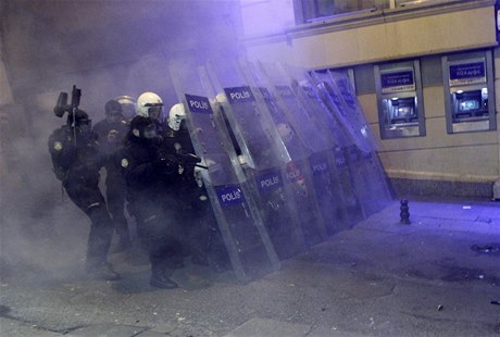 Turecká policie zasahuje pi protestech