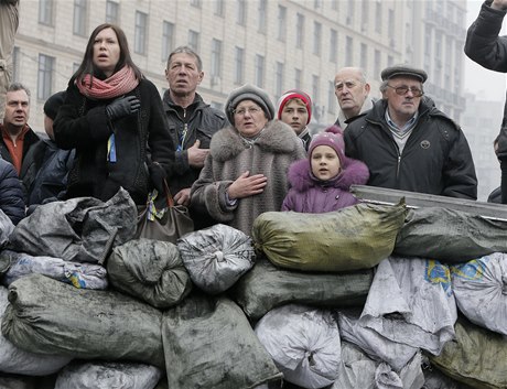Zpv hymny na barikádách v Kyjev. Úady varují ped teroristickými útoky