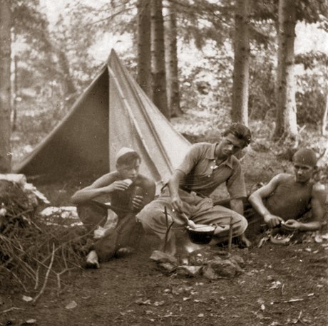 Osmnáctiletý Bohumil Hrabal (uprosted). Unikátní snímek zachytil budoucího spisovatele pi táboení s kamarády. Psal se rok 1932.