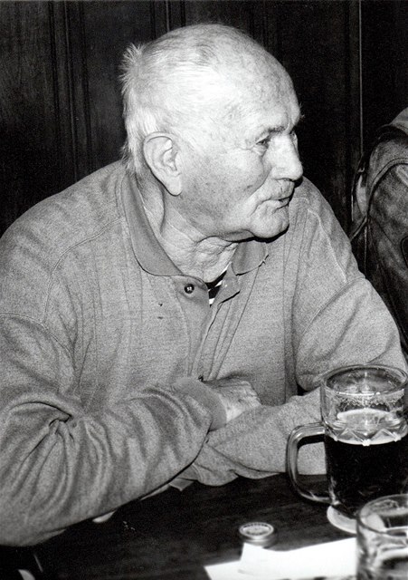 Bohumil Hrabal U zlatého tygra pi focení do Slovního eských spisovatel 2. 11. 1995