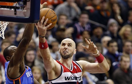 Marcin Gortat (uprosted) v obleení protihrá.