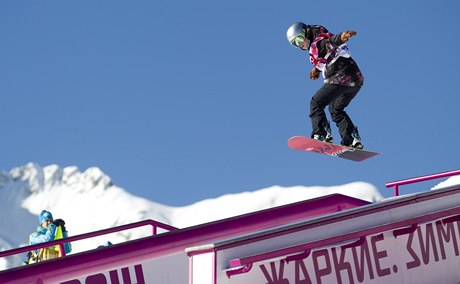 Snowboardistka árka Panochová pi tréninku slopestylu.