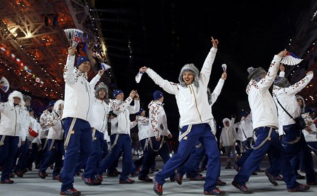 eská výprava pichází na slavnostní zahájení XXII. zimních olympijských her