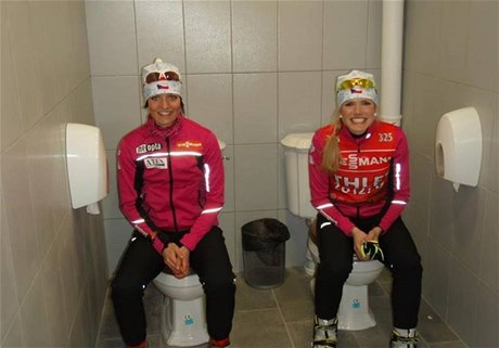 eské biatlonistky Jitka Landová (vlevo) Gabriela Soukalová objevují zvlátnosti zázemí olympijských her v Sochi.
